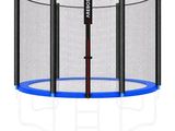 un trampoline bleu surmonté d'un filet de sécurité