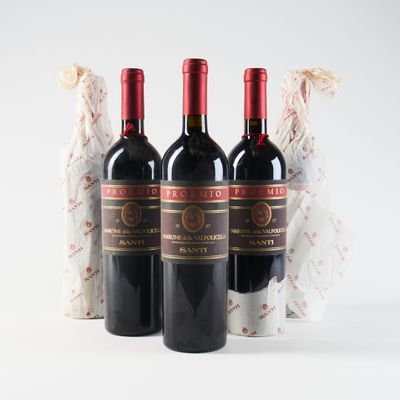 trois bouteilles de vin rouge posées l'une à côté de l'autre sur une surface blanche
