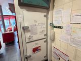 une porte sur laquelle sont posés un tas de papiers, dans une pièce