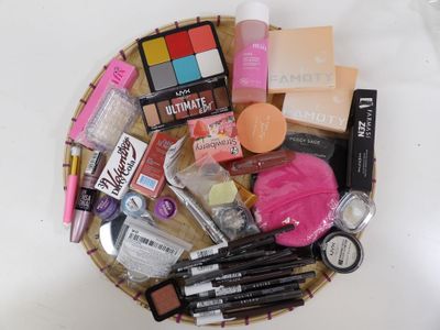 une photo d'un panier rempli de produits de beauté et de maquillage