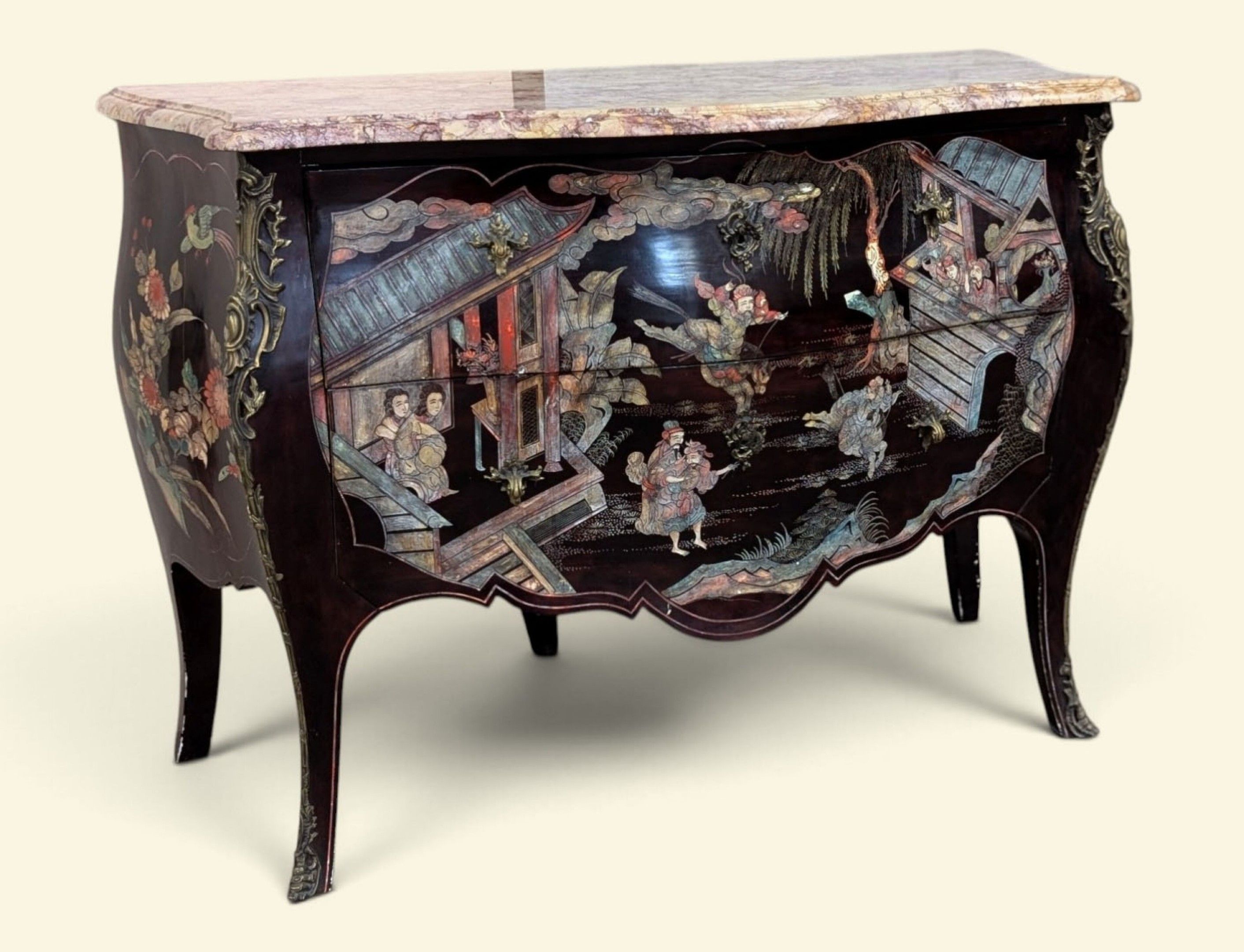 Commode galbée en bois laqué noir à décor imitant le vernis …