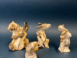 trois figurines d'animaux sont disposées sur un fond bleu