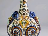 un vase avec un oiseau posé sur une table