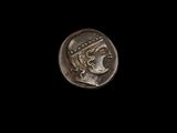 une pièce d'argent représentant une femme