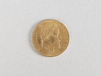 une pièce d'or avec l'image d'une femme dessus