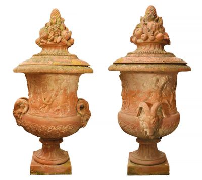 159 Importante paire de vases couverts en terre cuite à déco…