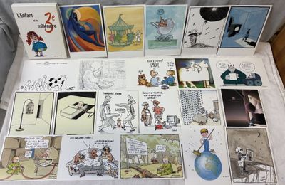 un lot de cartes posées sur une table
