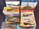 de nombreux modèles différents de véhicules militaires sur la table