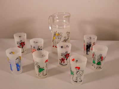 beaucoup de verres et un pichet posés sur une table