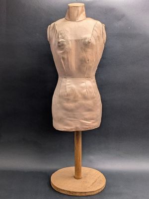Mannequin de vitrine recouvert de satin.