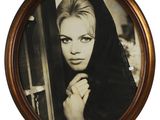 photographie en noir et blanc d'une femme portant un châle noir