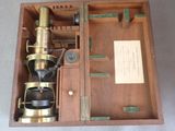 une boîte en bois contenant un microscope
