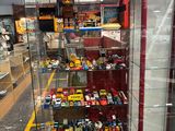 une vitrine contenant un grand nombre de petites voitures
