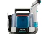 L'aspirateur « Shark Canister » est utilisé sur un fond blanc.