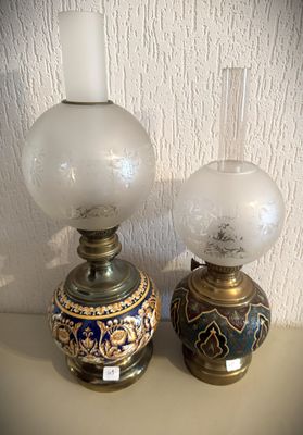 deux lampes posées l'une à côté de l'autre sur une table