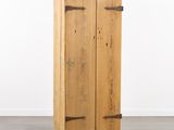 une photo d'une armoire en bois à deux portes dans une pièce