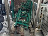 une pile de chaises et une table dans une pièce