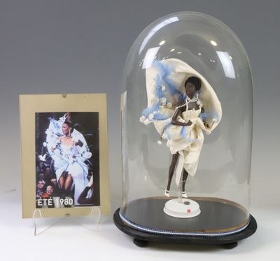 BARBIE par Byron Lars .Cette poupée porte une robe de mariée… - Photo 1