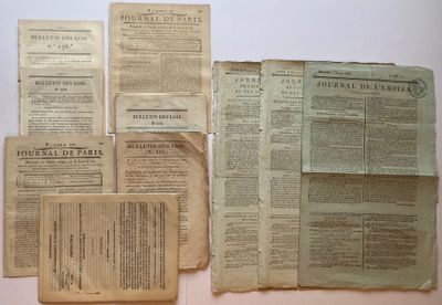 Plusieurs vieux journaux sont empilés les uns sur les autres sur une table