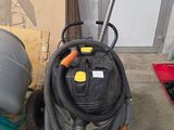une photo d'un aspirateur et d'autres objets dans un garage