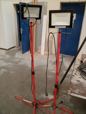 deux lampes sur pied dans une pièce