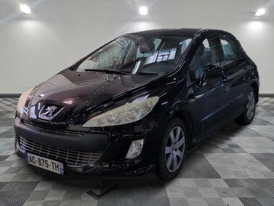 la photo d'une petite voiture noire garée dans un garage