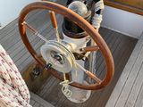 un volant de bateau situé sur le pont
