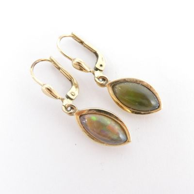 une paire de boucles d'oreilles en or et en oplite sur fond blanc
