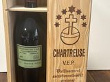 un gros plan sur une bouteille de vin dans un coffret en bois