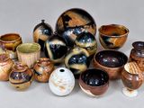 de nombreux types de vases et de bols sur la table