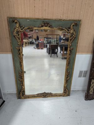 un miroir posé sur le sol d'une pièce