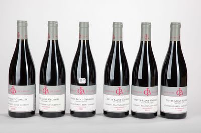 six bouteilles de vin rouge alignées sur une table