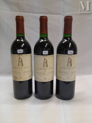trois bouteilles de vin posées sur une table l'une à côté de l'autre
