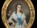 portrait d'une femme en robe blanche avec une ceinture bleue