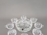 un ensemble de tasses et de soucoupes en verre posées sur une table