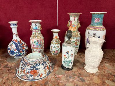 de nombreux vases posés sur une table