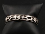 un gros plan d'une bague en argent ornée d'étoiles