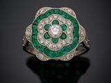 une bague Art déco sertie d'une émeraude et de diamants