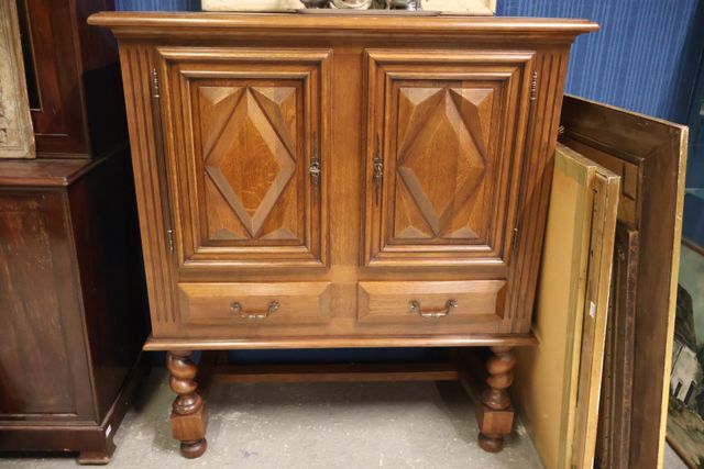 Dressoir en chêne ouvrant à 2 portes et 2 tiroirs, de manufacture...