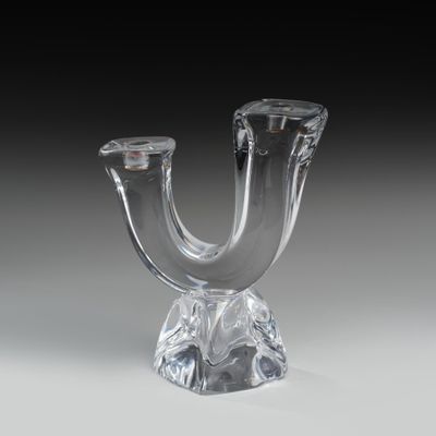 un vase en verre transparent posé sur une table