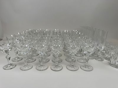 un grand nombre de verres à vin posés sur une table