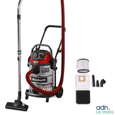 L'aspirateur est rouge et argenté, avec une poignée noire et un tuyau rouge.
