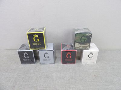 cinq boîtes de parfum différentes posées sur une table