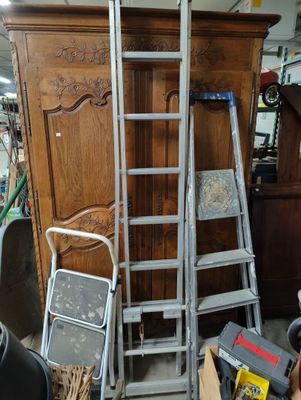 une échelle appuyée contre une armoire dans une pièce