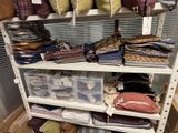 une étagère sur laquelle sont disposés de nombreux types de vêtements