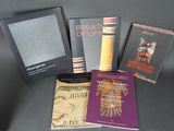 plusieurs livres sont posés sur une table les uns à côté des autres