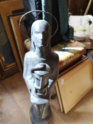 une statue représentant une femme tenant une coupe dans ses mains