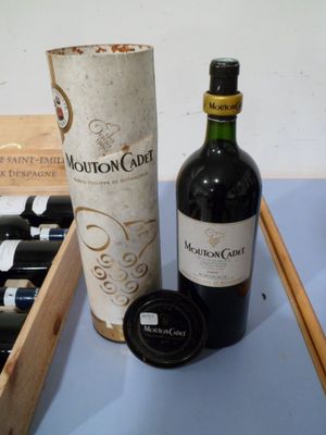 une bouteille de vin et un carton de vin sur une table