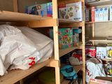 beaucoup de boîtes et de cartons sur les étagères de la pièce