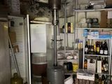 une image d'une cuisine avec une cuisinière et un réfrigérateur